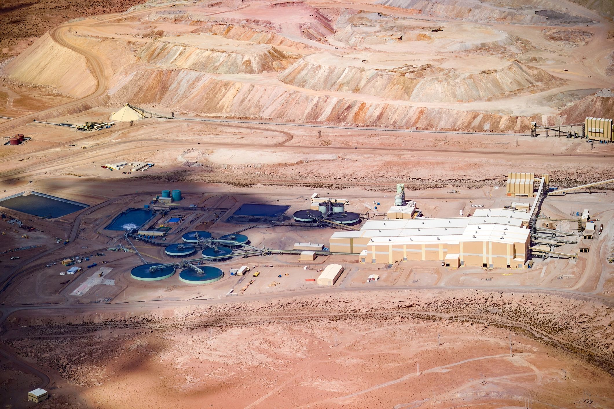 Large-scale mining operation with processing plant